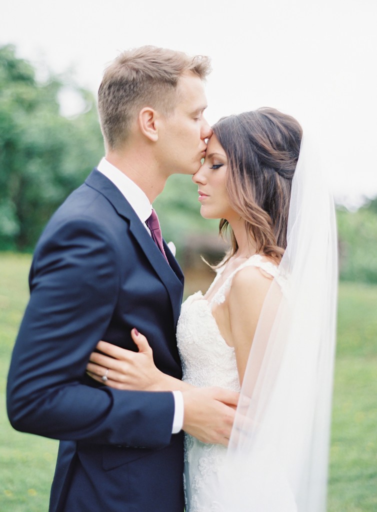 the great romance photo //  hawaii oahu kualoa ranch wedding