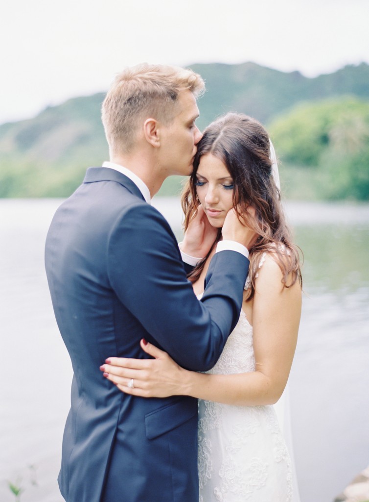 the great romance photo //  hawaii oahu kualoa ranch wedding