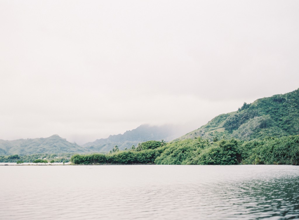 the great romance photo //  hawaii oahu kualoa ranch wedding